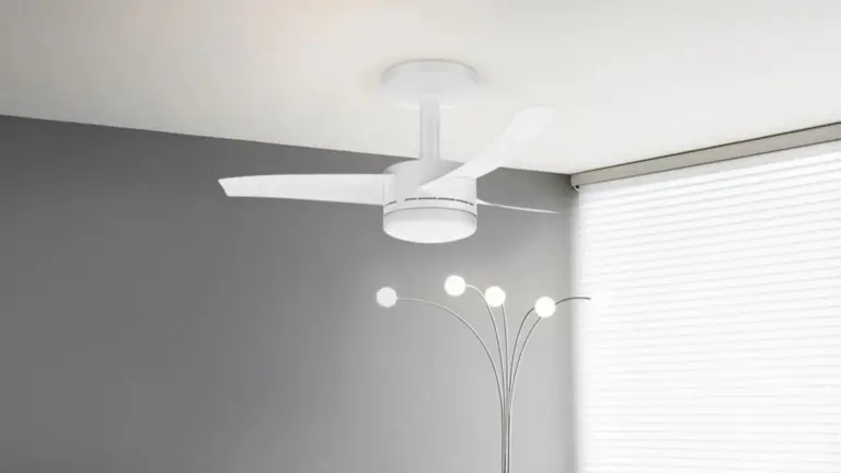 Ventilador de Teto Ultimate V13 da Arno na cor branca em um teto.